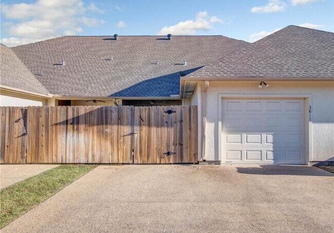 Building Photo - College Station - 3 bedroom / 3 bath Townhome, covered patio & back yard with one car garage.