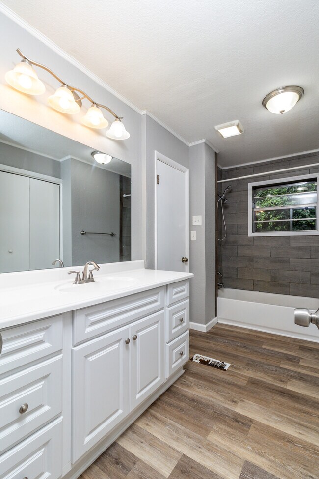 Building Photo - 630 Colonial Dr