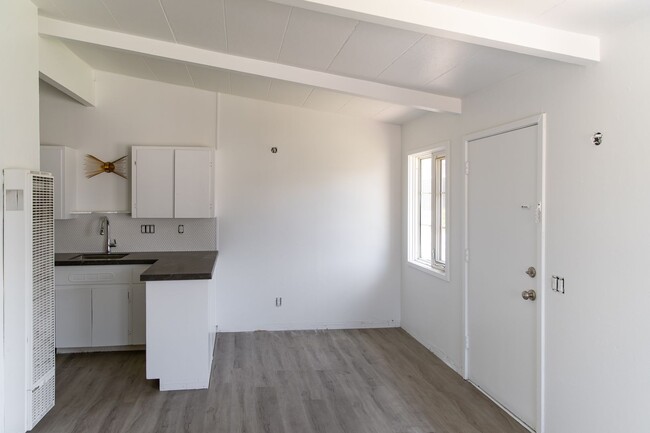 Building Photo - Charming Sunny Pacific Grove Duplex - Available late June