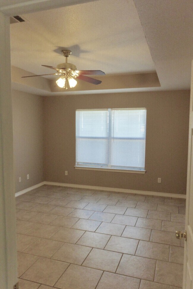 Building Photo - AVAILABLE NOW Single Family Home 3/2/2