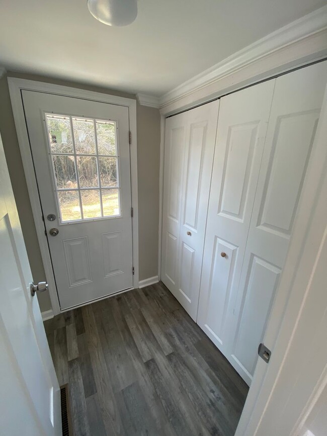 Building Photo - Lawncare and water included- 1 Bed 1.5 Bat...