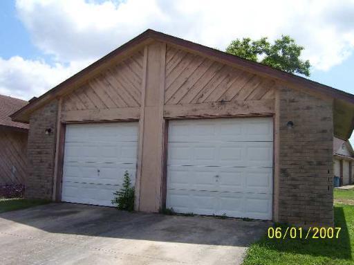 Building Photo - 8904 Meadow Trace St