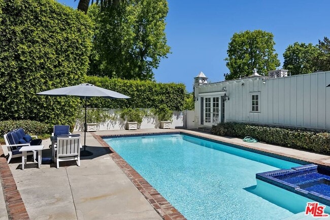 Building Photo - 111 S Glenroy Ave