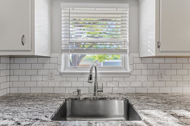 Building Photo - 123 Kingsway Dr