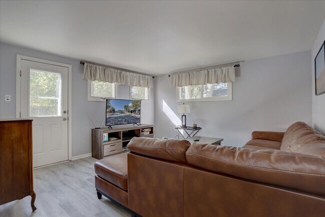 Building Photo - Completely Renovated & Fully Furnished 2Bed/1Bath/1 garage in Arvada!