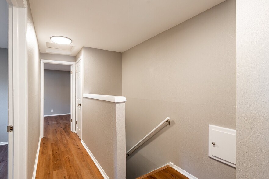 Building Photo - 4956 W Midland Dr