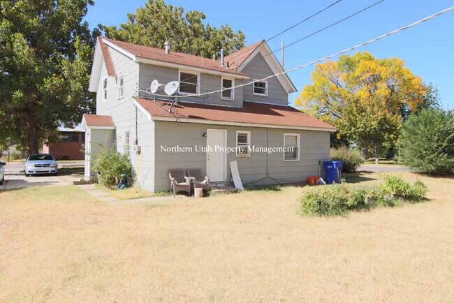 Building Photo - Upper Unit 2 Bed 1 Bath