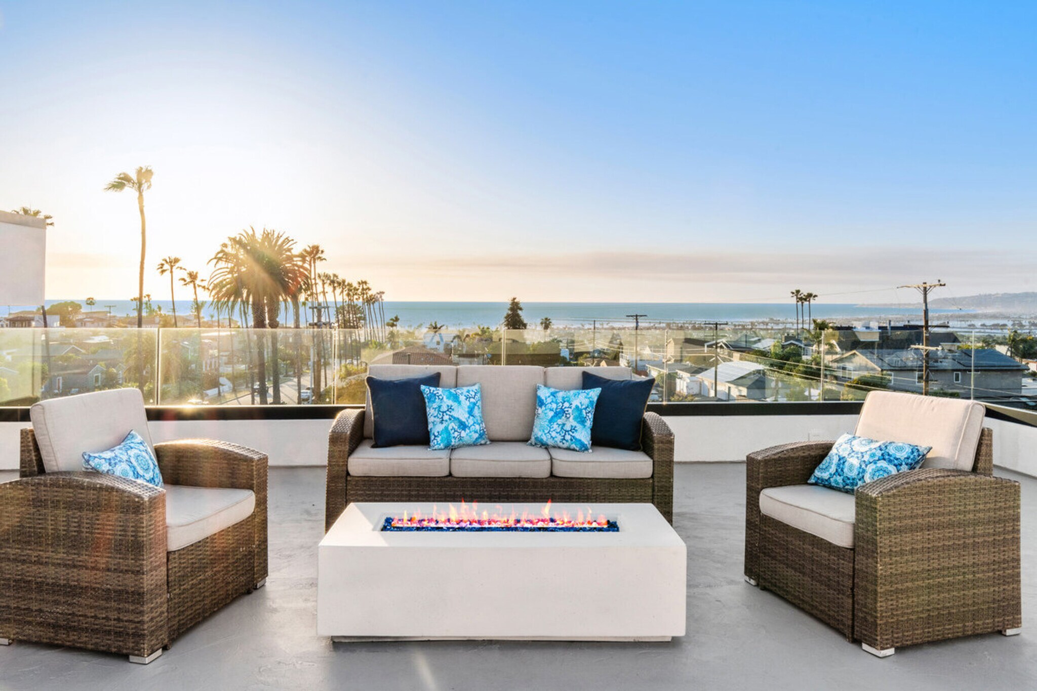 Rooftop Deck - 4386 Newport Ave