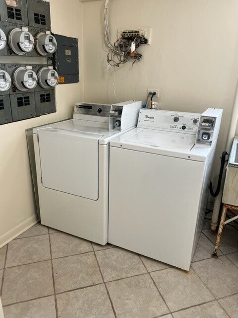 Building Photo - 6744 W Diversey Ave