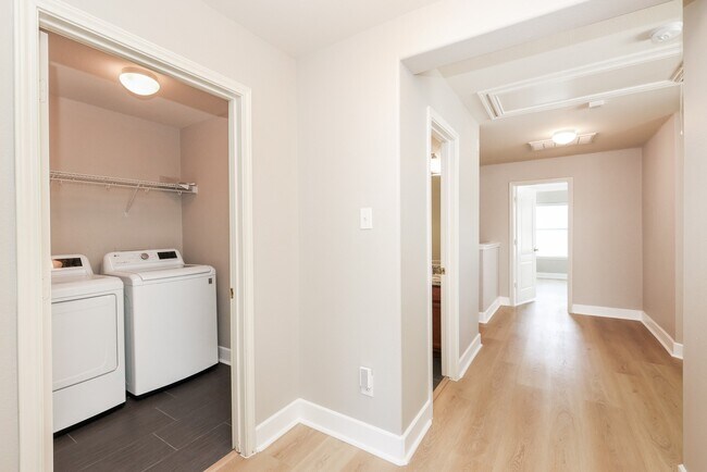 Building Photo - 16021 Summerville Lake Dr