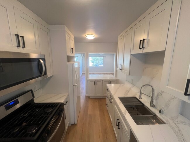 Building Photo - 2859 Leeward Ave