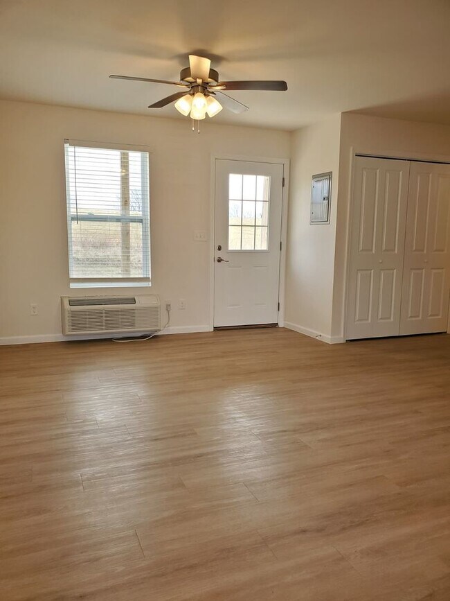 Building Photo - 323 Cedar Cove Ln