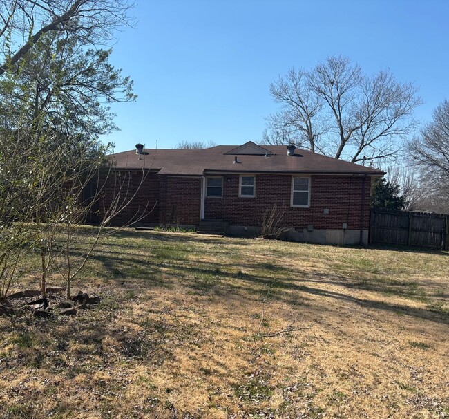 Building Photo - Adorable Move-In Ready Donelson Home!