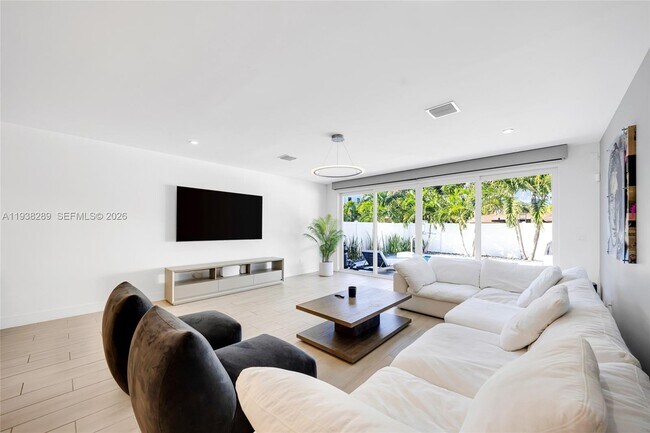 Building Photo - 817 NE 17th Way