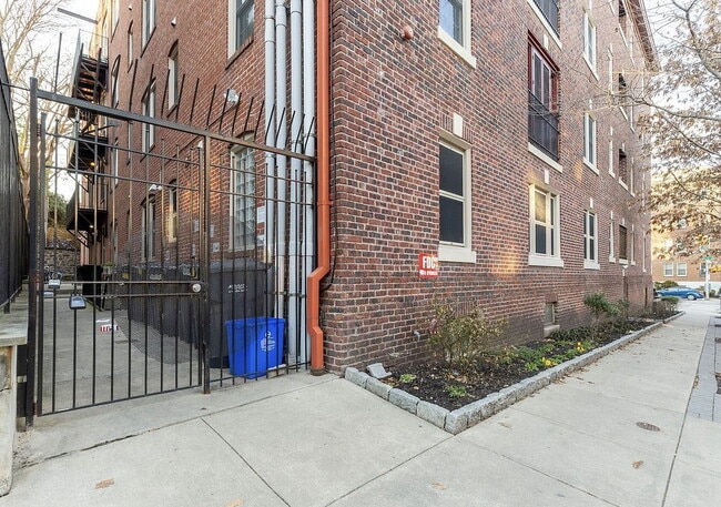 Building Photo - 2-Bed, 2-Bath Gem in Philadelphia's