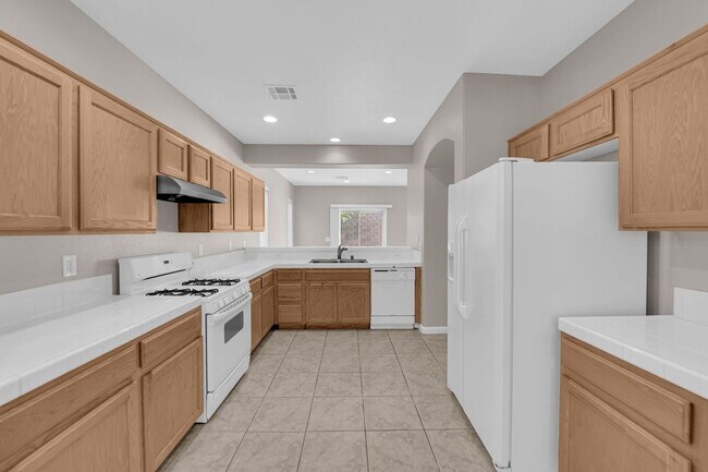 Building Photo - Large 3 bedroom, 2.5 bath house!