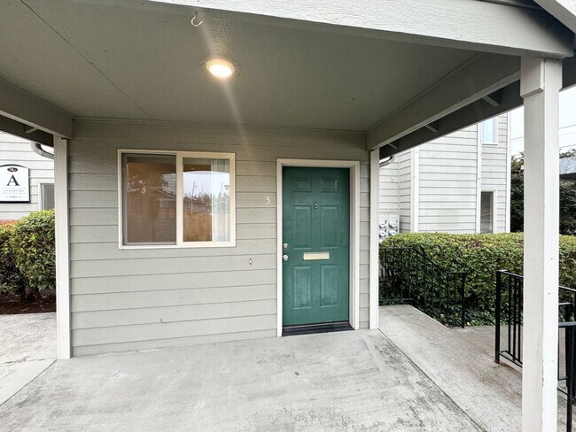 Building Photo - Lovely 2 Bedroom Condo in Hampton Village ...
