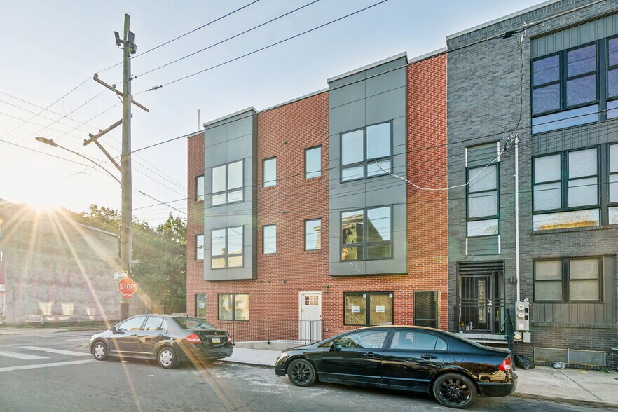 Building Photo - 2400 W Montgomery Ave