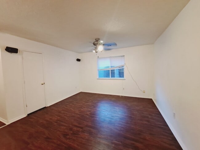 Building Photo - 2 Story 3/2.5/2 with 2 living and 2 dining...