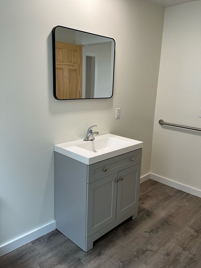 Building Photo - 90 Elm St