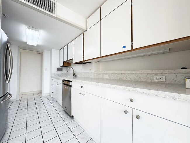 Building Photo - Large 2/2 in Heart of Waikiki with Central A/C & Utilities Included