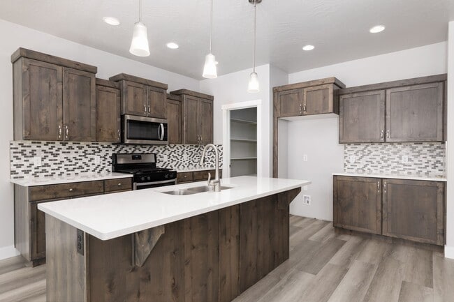 Building Photo - 6118 S Salix Wy