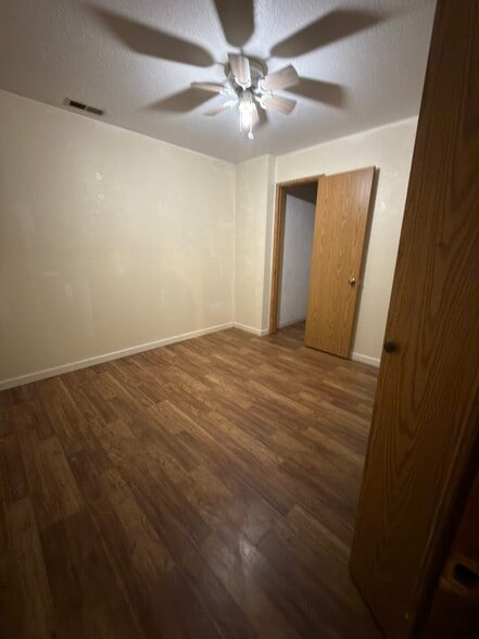 Building Photo - 2547 NE Holmes Rd