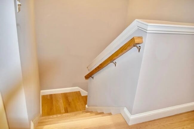 Building Photo - 3 bed 2.5 bath home available