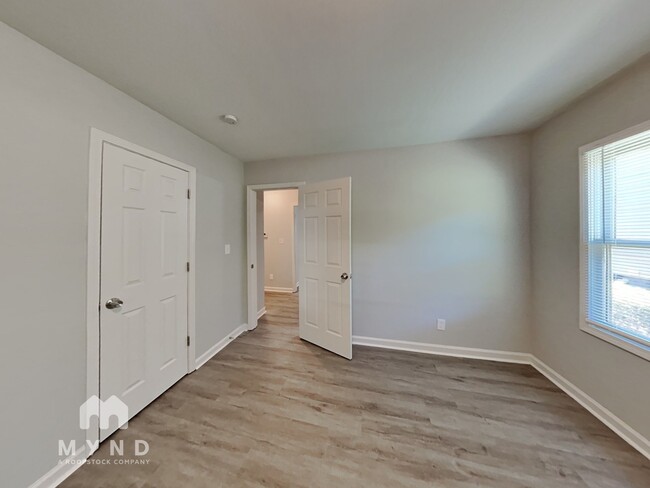 Building Photo - 977 Moreland Dr SE