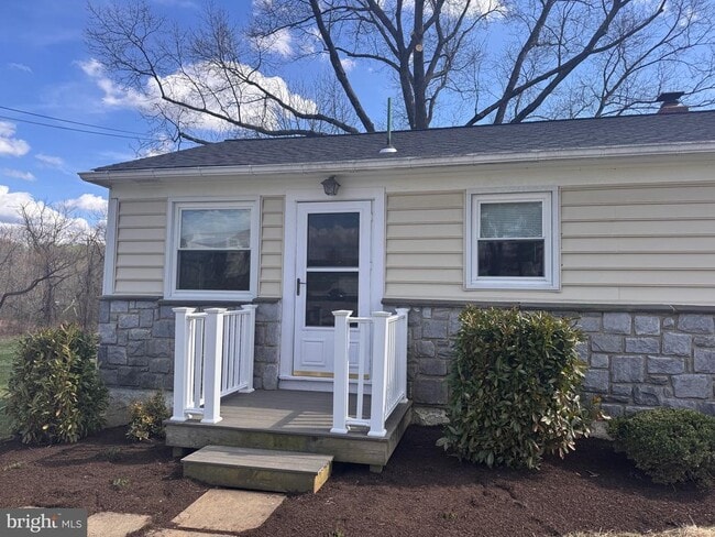 Building Photo - 1212 W King Rd