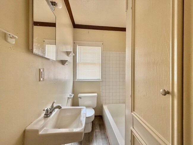 Building Photo - Charming Downtown Living in Tyler! 1 Bedroom 1 Bath! Available Now!