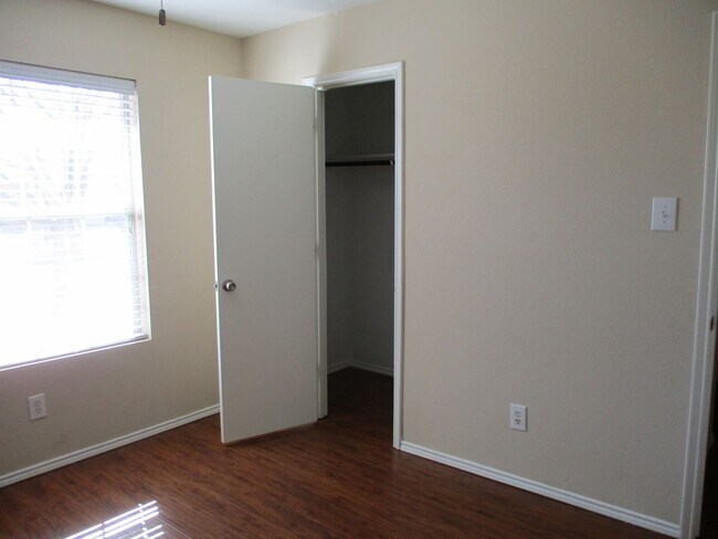 Building Photo - $1995 / 4br – 1760 ft2 - 4/2/2Ready to move in Woodland Creek Addition (Royse City)