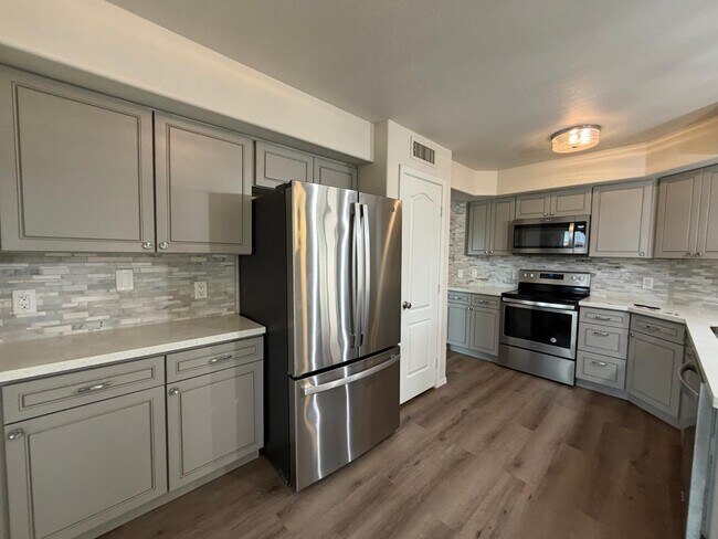 Building Photo - 902 S Surfside Dr