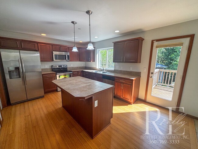 Building Photo - Spacious 3-Bedroom Home in Desirable Manet...