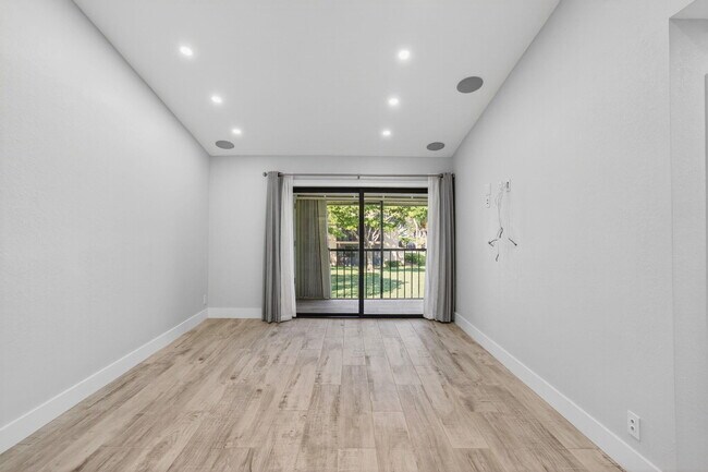 Building Photo - 3939 NE 5th Ave