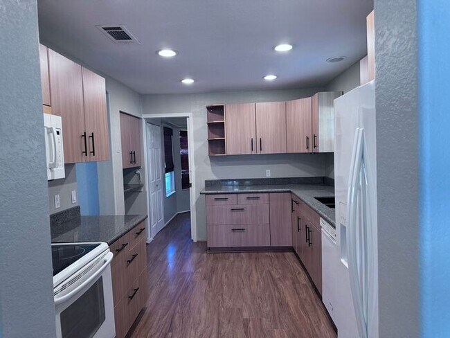 Building Photo - Adorable single floor 4 bedrooms,2 bathroo...