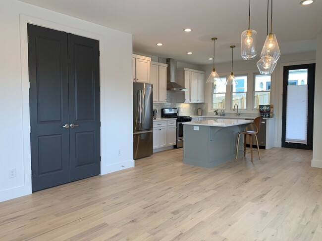 Building Photo - 4 Bed 3.5 Bath in Edgefield Home