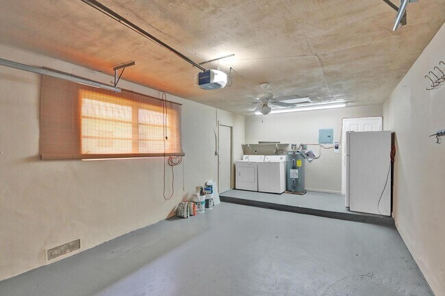 Building Photo - 7010-7012 NW 78th Ave