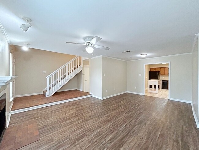 Building Photo - 3 Bedroom Townhouse off Jefferson Hwy near...
