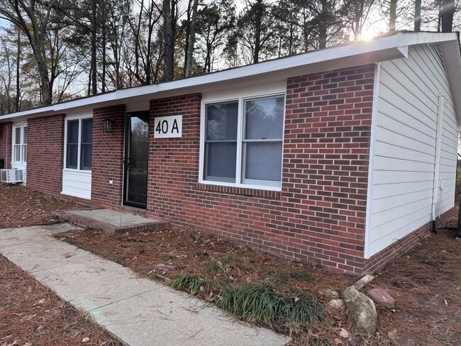 Building Photo - 40 Pine Dr