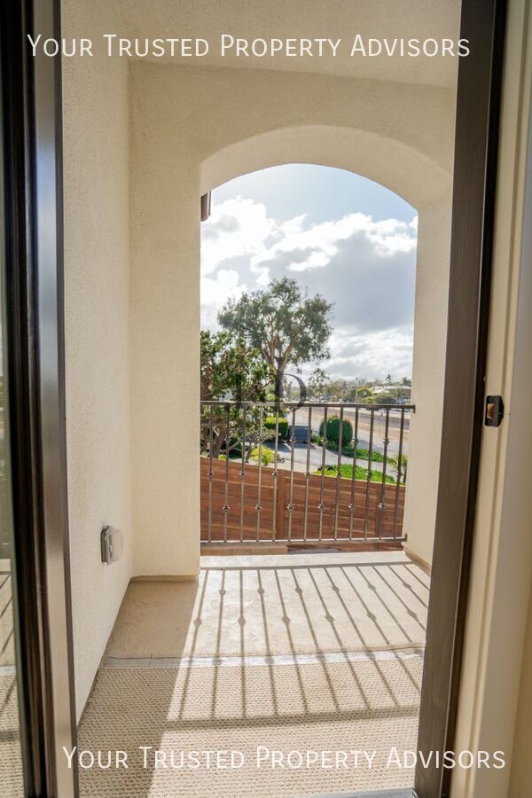 Building Photo - 1371 N Vulcan Ave