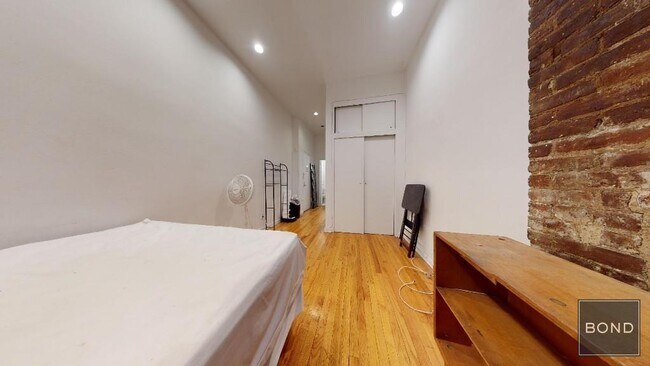 Building Photo - 332 E 93rd St
