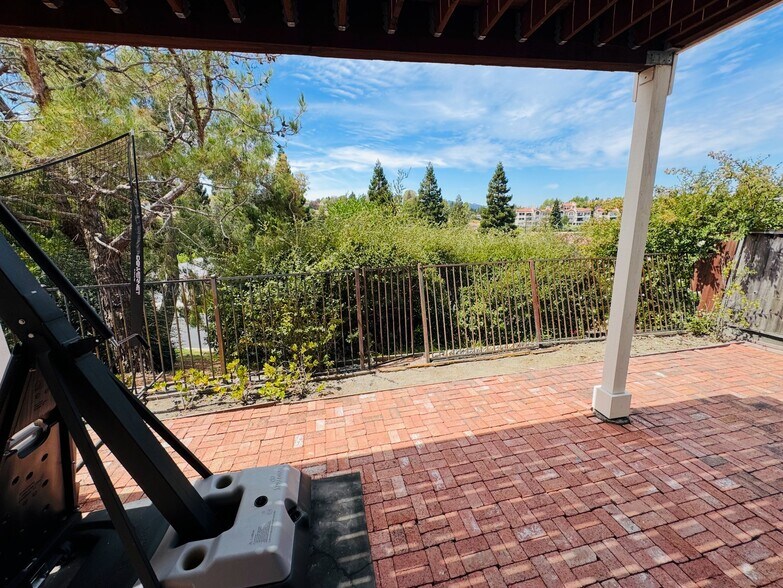 Building Photo - 6120 Lakeview Cir