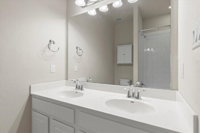 Building Photo - 532 Stone River Dr
