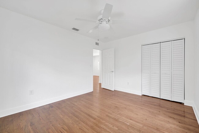 Building Photo - 4630 SW 12th St
