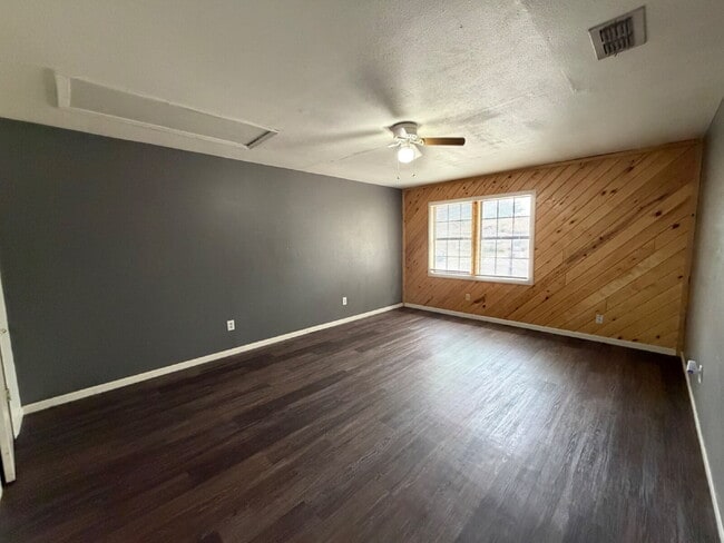 Building Photo - Cute 3 Bedroom Home