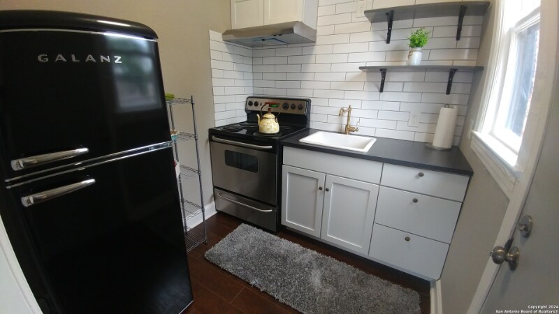 Building Photo - 209 E Rosewood Ave