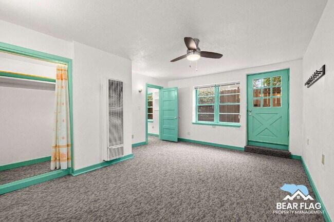Building Photo - For Rent – 1 Bedroom Back Unit in Mid-Town...