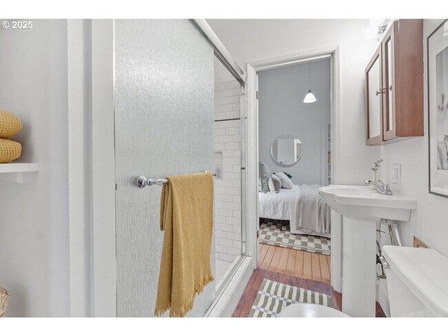 Building Photo - 2Bd/1Ba + Bonus Room Located in the Popula...