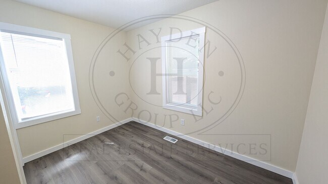 Building Photo - 2 bedroom 1 bath single level home